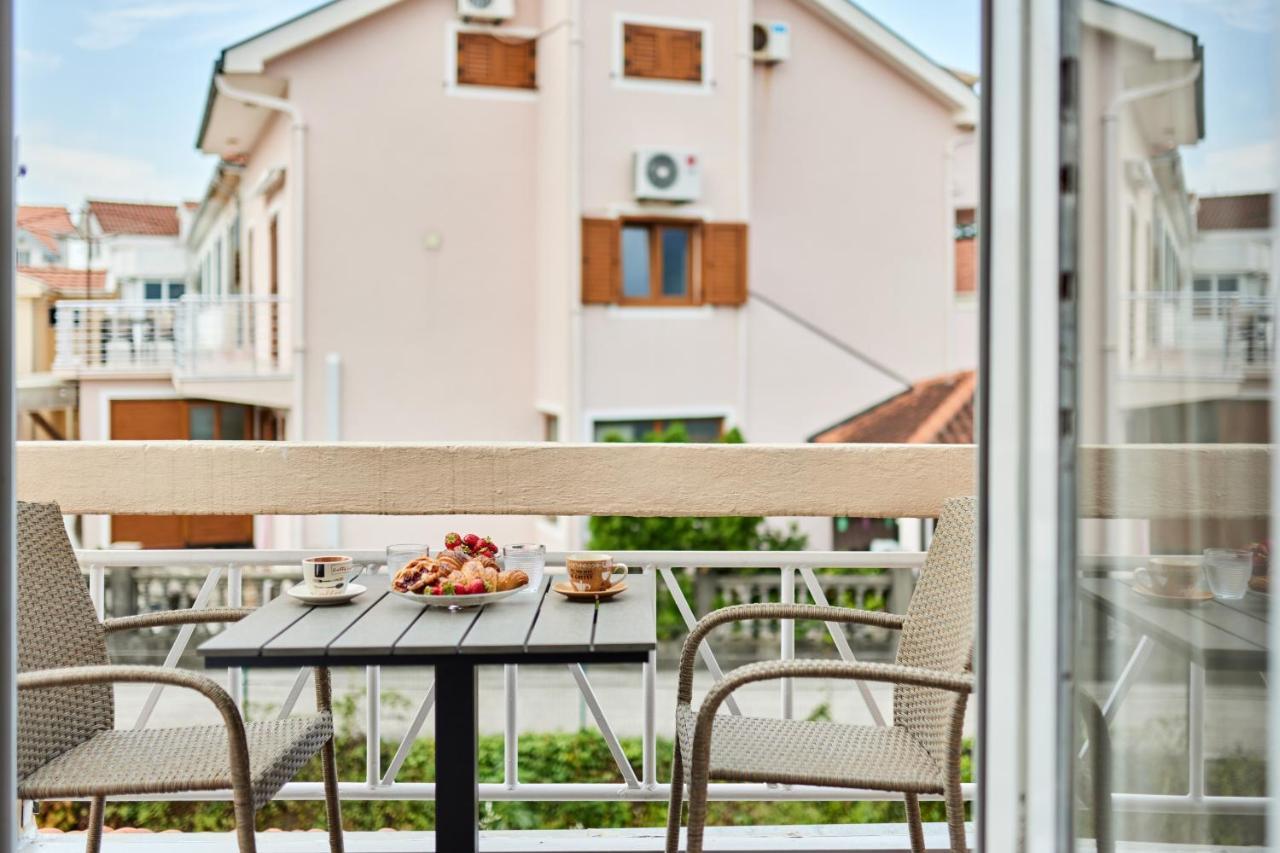 Waikiki Beach House Villa Tivat Bagian luar foto
