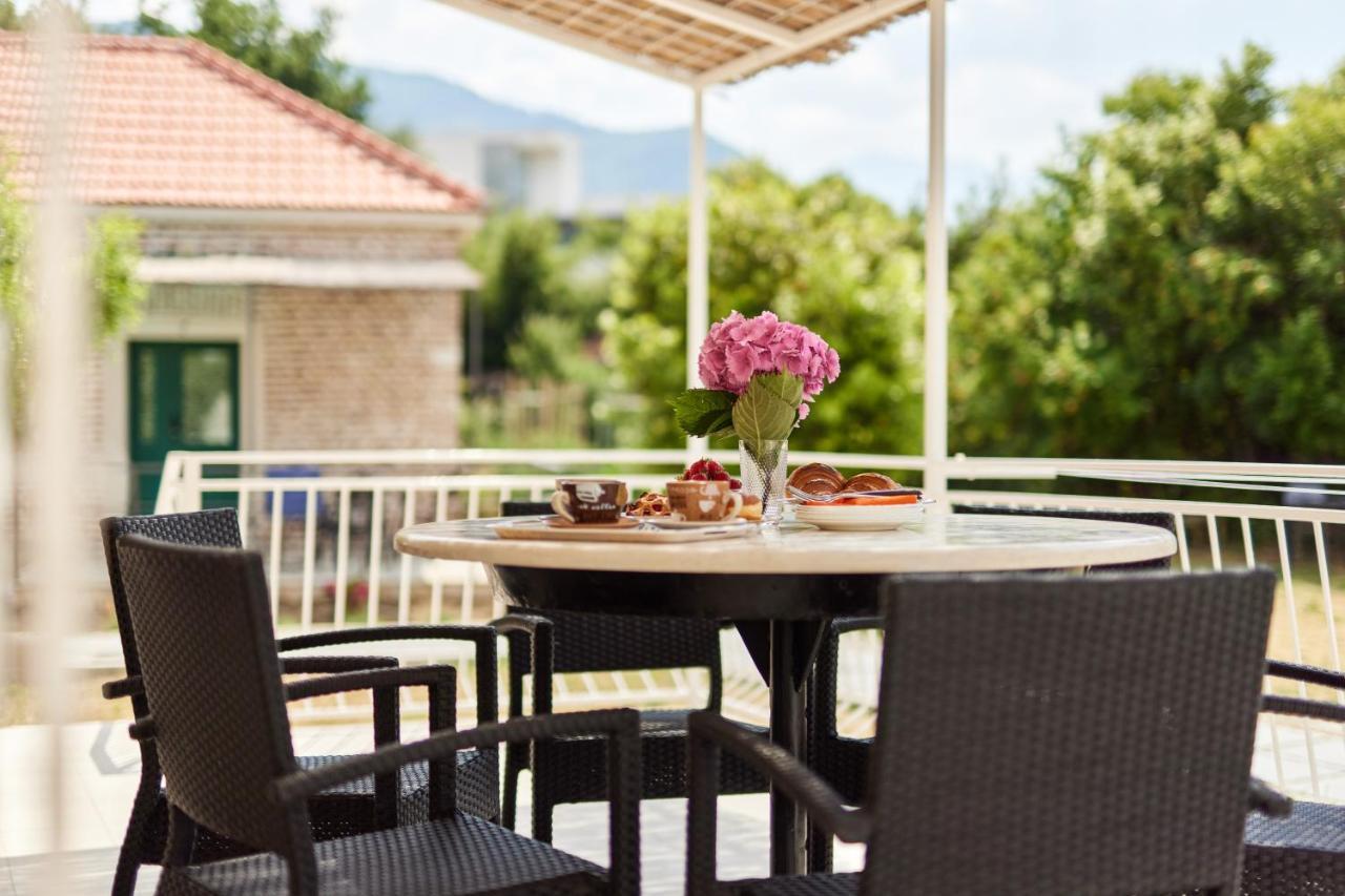 Waikiki Beach House Villa Tivat Bagian luar foto