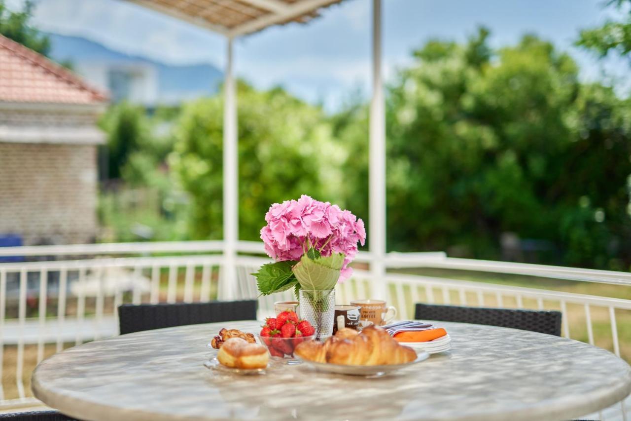 Waikiki Beach House Villa Tivat Bagian luar foto