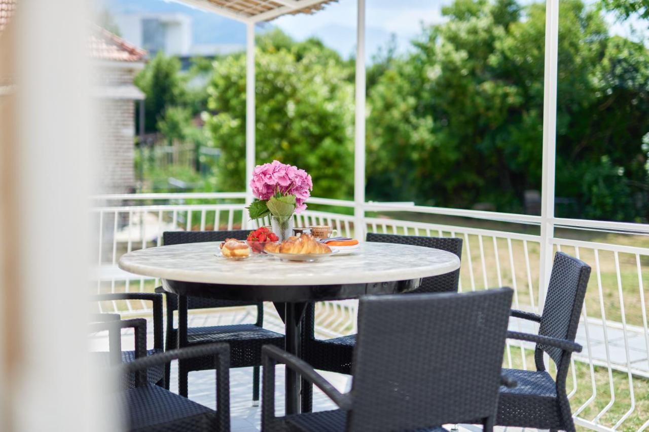Waikiki Beach House Villa Tivat Bagian luar foto