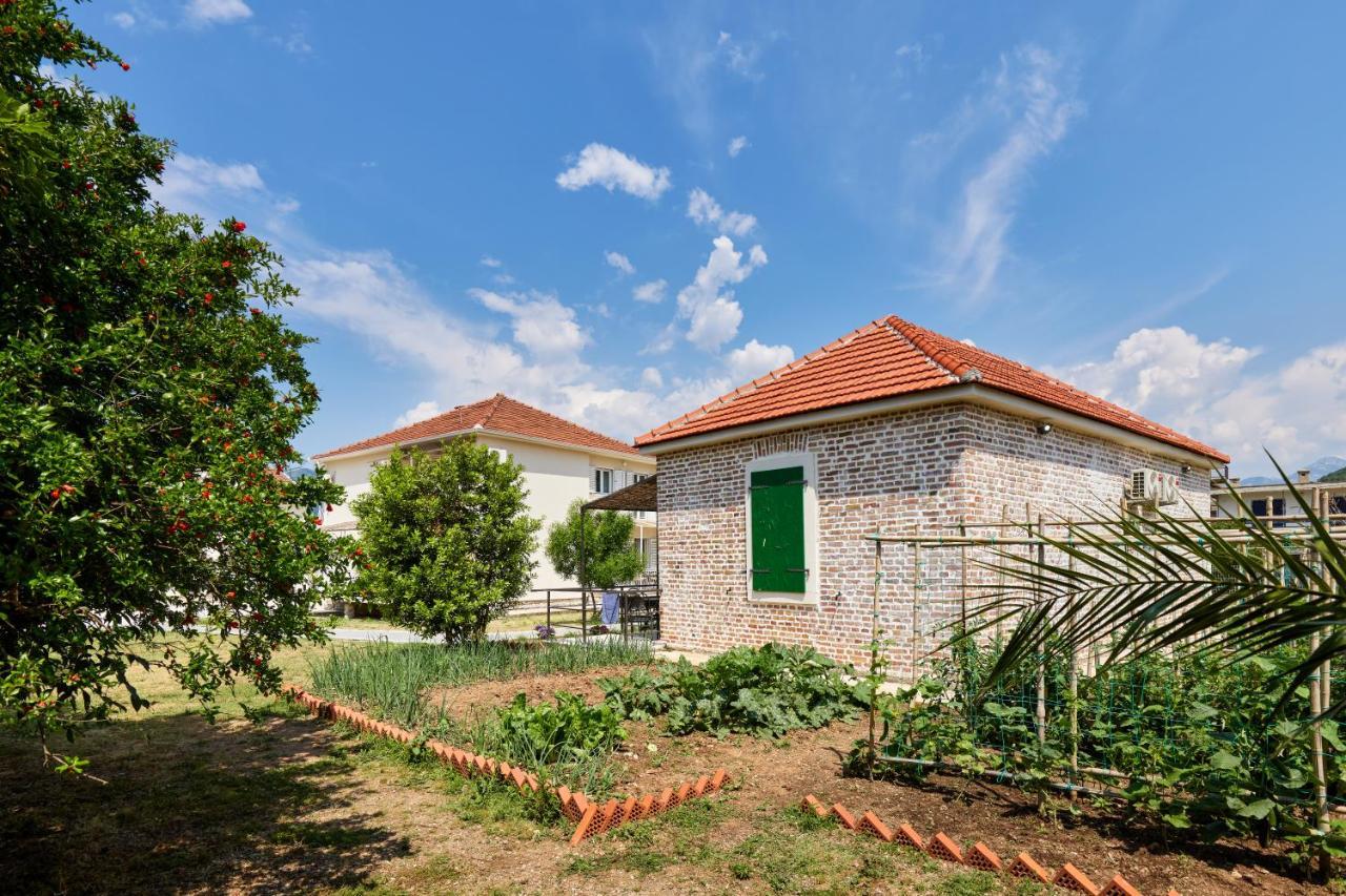 Waikiki Beach House Villa Tivat Bagian luar foto