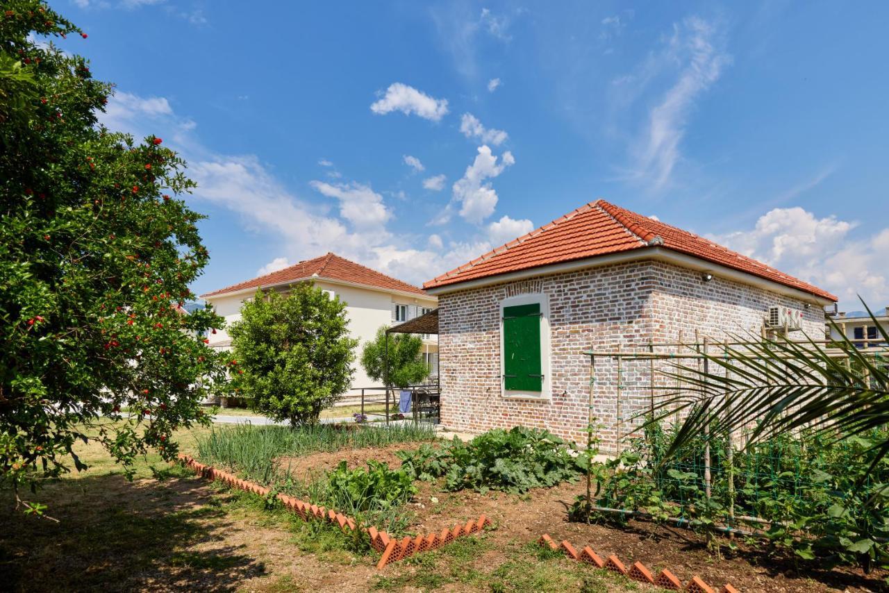 Waikiki Beach House Villa Tivat Bagian luar foto