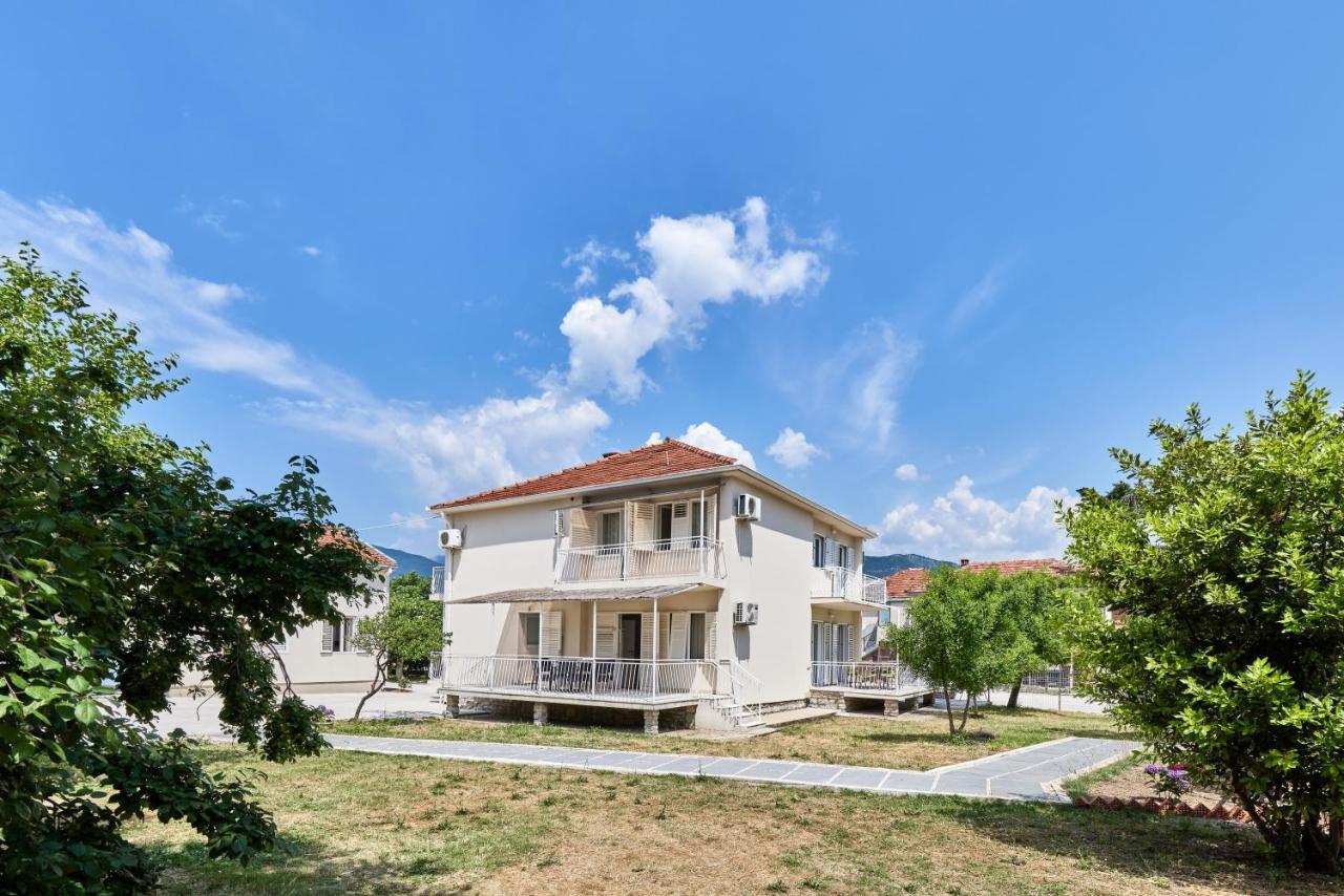 Waikiki Beach House Villa Tivat Bagian luar foto