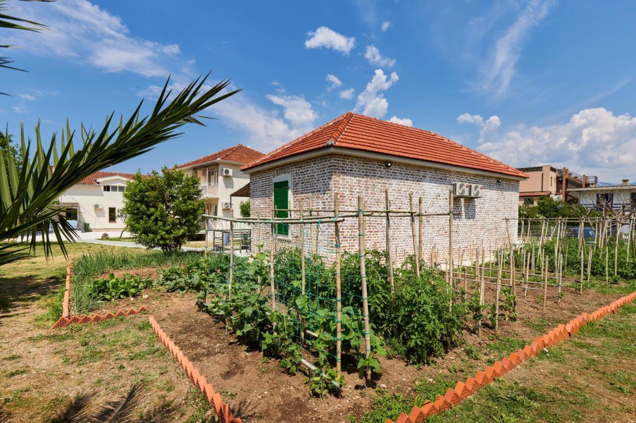 Waikiki Beach House Villa Tivat Bagian luar foto